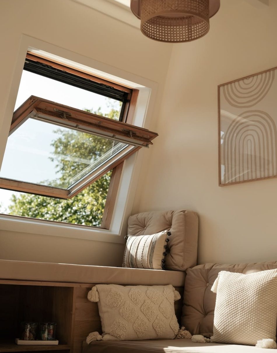 Canal View Stay Amsterdam wooden cealing beams