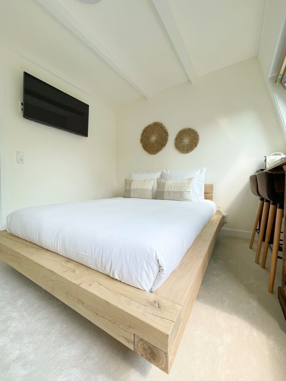 Floating bed Canal View Stay Amsterdam unique